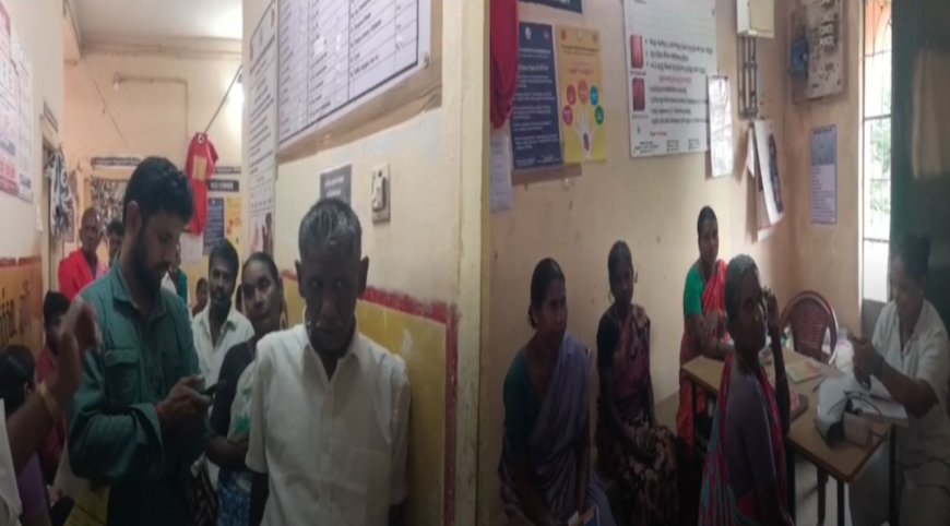 தஞ்சை: ஆரம்ப சுகாதார நிலையத்திற்கு வராத மருத்துவர்கள்!