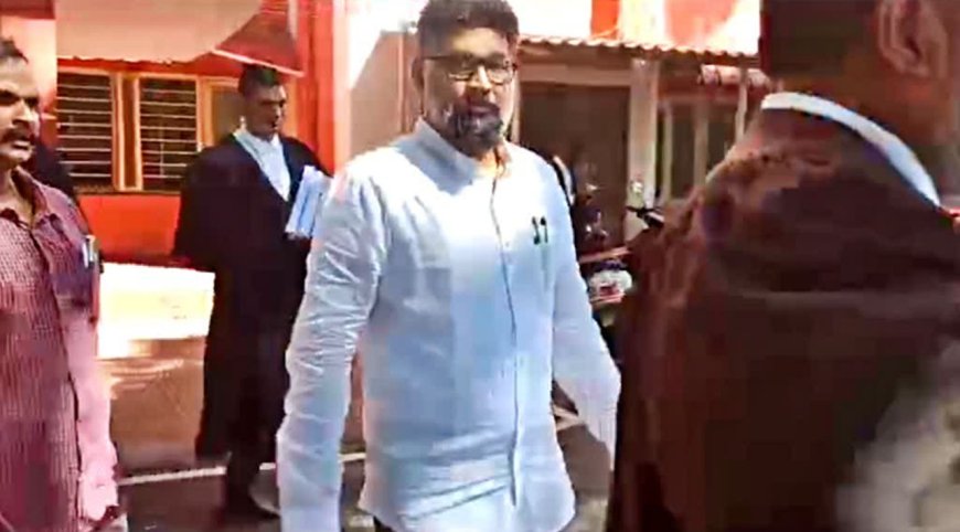 சிறப்பு நீதிமன்றத்தில் திமுக எம்.பி.க்கு வழங்கப்பட்ட குற்றப்பத்திரிகை நகல்