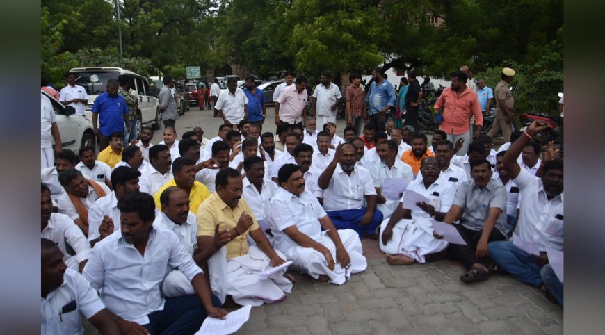 வைகை அணையிலிருந்து தண்ணீர் திறக்கக்கோரி அதிமுக போராட்டம்