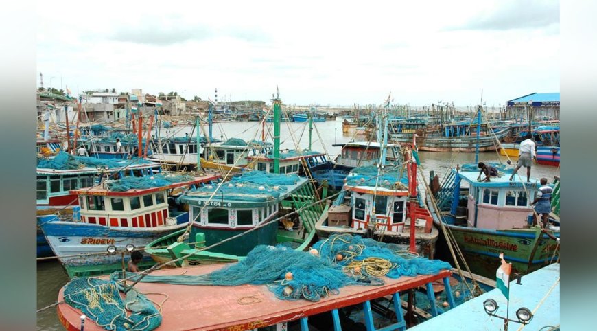 கனமழையால் கடலுக்குள் மீன்பிடிக்க செல்லாத மீனவர்கள்- ரூ.15 கோடி மீன் வர்த்தகம் பாதிப்பு