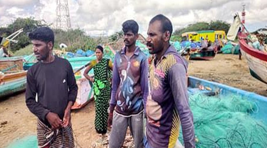 தமிழக மீனவர்களை தாக்கி விரட்டிடித்த இலங்கை கடற்படை
