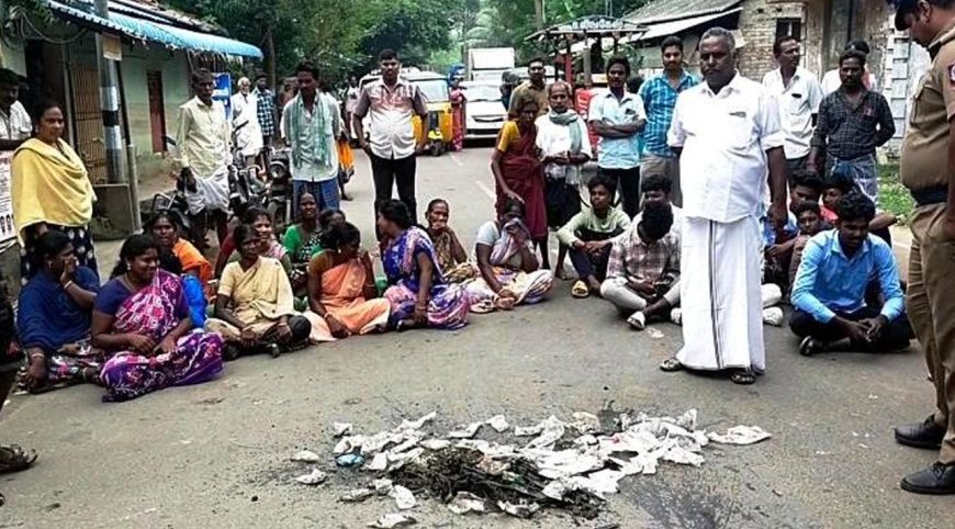 சாராய பாக்கெட்டுக்களை சாலையில் கொட்டி பொதுமக்கள் மறியல்