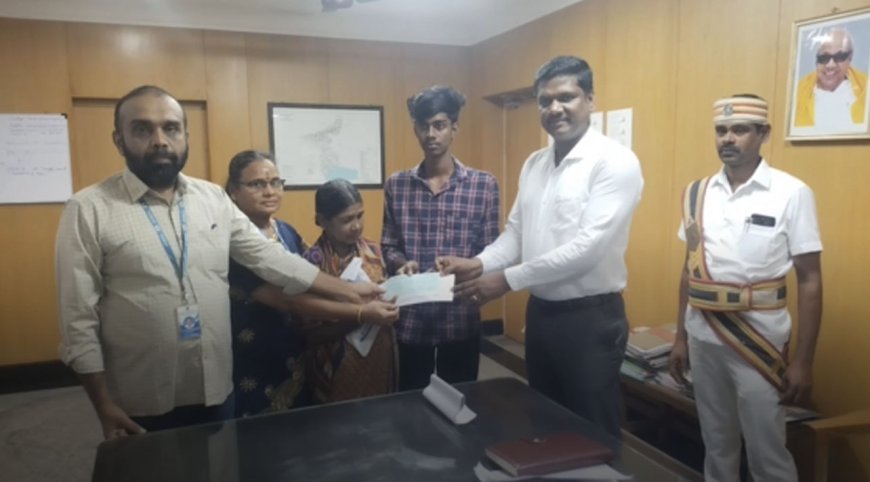 பெற்றோரை இழந்த கல்லூரி மாணவரின் கல்விக்கு உதவிய மாவட்ட ஆட்சியர் 