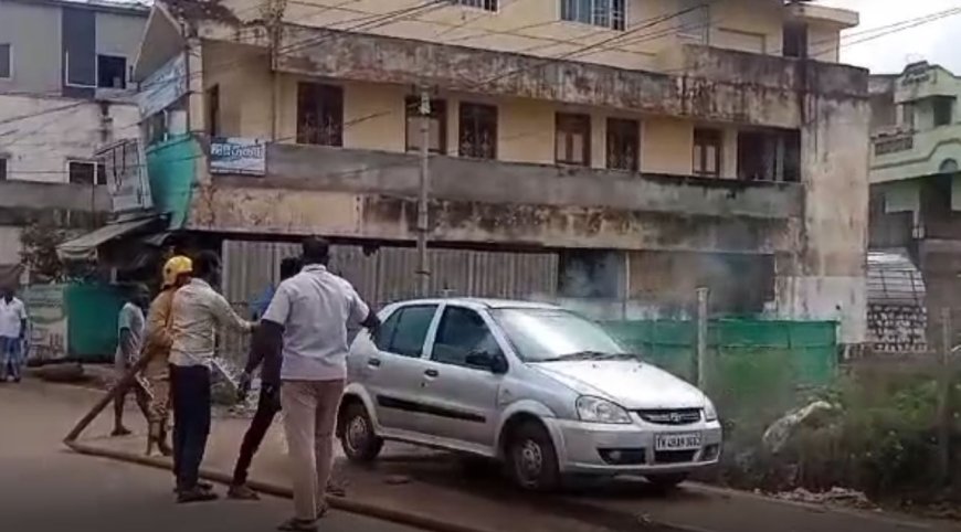 பட்டுக்கோட்டை: முக்கியசாலையில்   திடீரென பற்றியெரிந்த கார்!