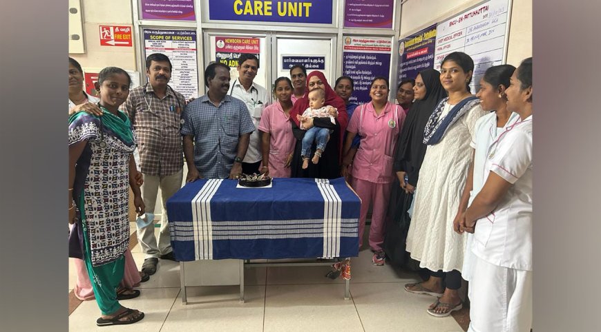 சிசுவுடன் தன் உயிரைக்  காப்பற்றிய அரசு மருத்துவமனை ஊழியர்களுடன் குழந்தையின் பிறந்தநாளைக் கொண்டாடிய  தாய்