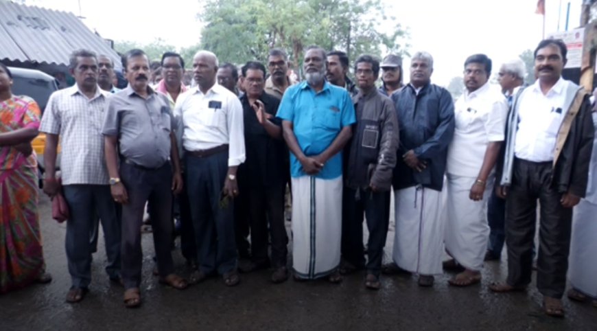 தஞ்சையில் கொட்டும் மழையிலும் போக்குவரத்து தொழிலாளர்கள் போராட்டம்