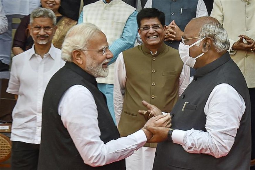 நாடாளுமன்றத்தில் ஃபேஷன் ஷோ நடத்திய மல்லிகார்ஜூன கார்கே - பிரதமர் கிண்டல்