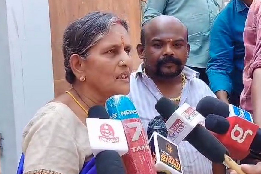 மனுவுடன் வந்த மூதாட்டி... உடனே உதவ முன்வந்த விஜய் ரசிகர்...