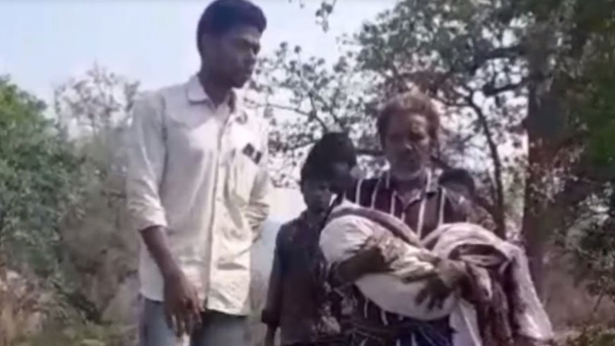 ரோடு இல்லையே.. நடுவழியில் இறக்கி விட்ட ஆம்புலன்ஸ்.. ஆந்திராவில் மகன் சடலத்தை 8 கிலோமீட்டர் தூக்கிச்சென்ற தந்தை...