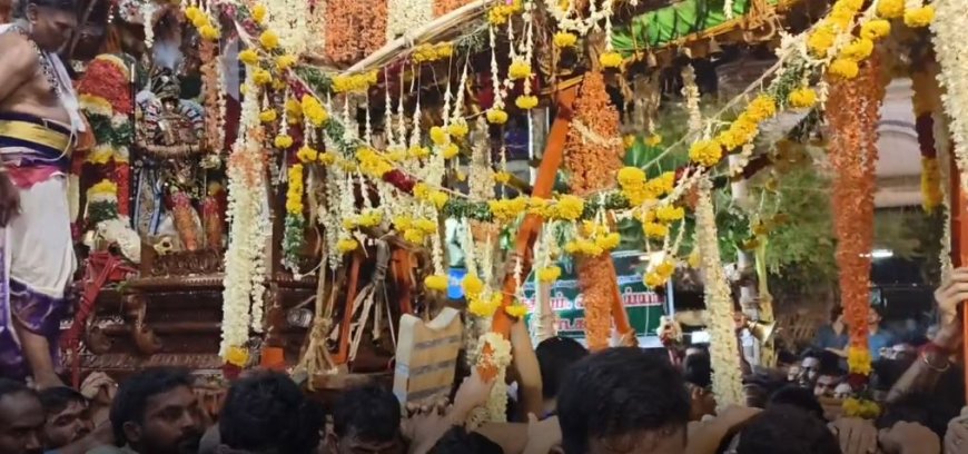 சித்திரை திருவிழா...! பரமக்குடி, மானாமதுரை வைகையில் இறங்கிய அழகர்.. பக்தர்கள் ஆனந்த தரிசனம்