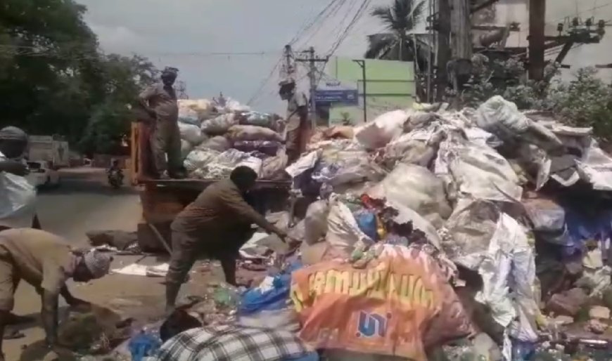 மூட்டை மூட்டையாக மலைபோல் குப்பைகளை சேகரித்து வைத்த மனநலம் பாதிக்கப்பட்ட பெண்...அதிகாரிகள் செய்த செயல்...