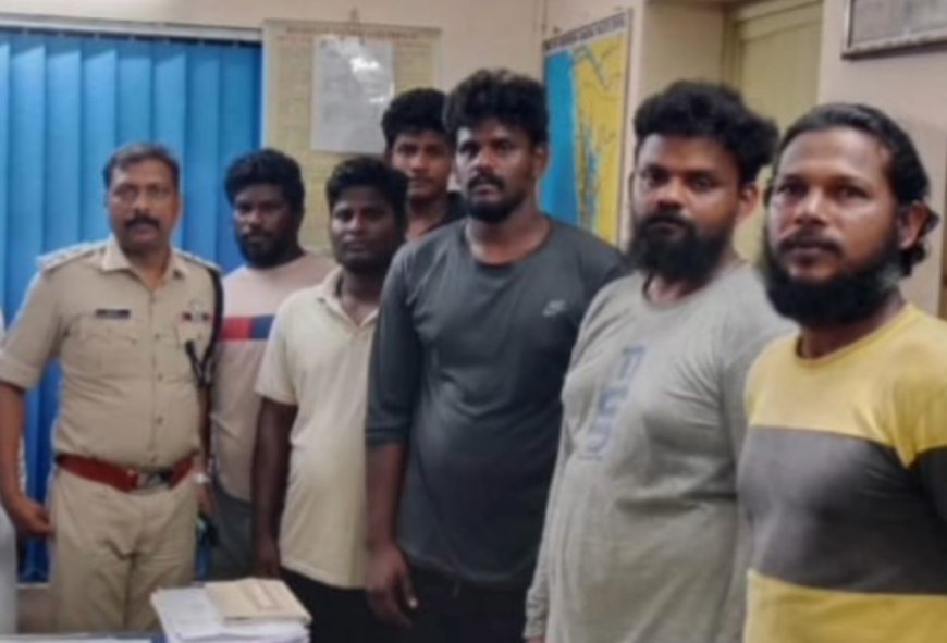 நடுக்கடலில் தத்தளித்த தமிழக மீனவர்கள்…மீட்டு கேரளாவில் கரைசேர்த்த கடலோர காவல் படை…